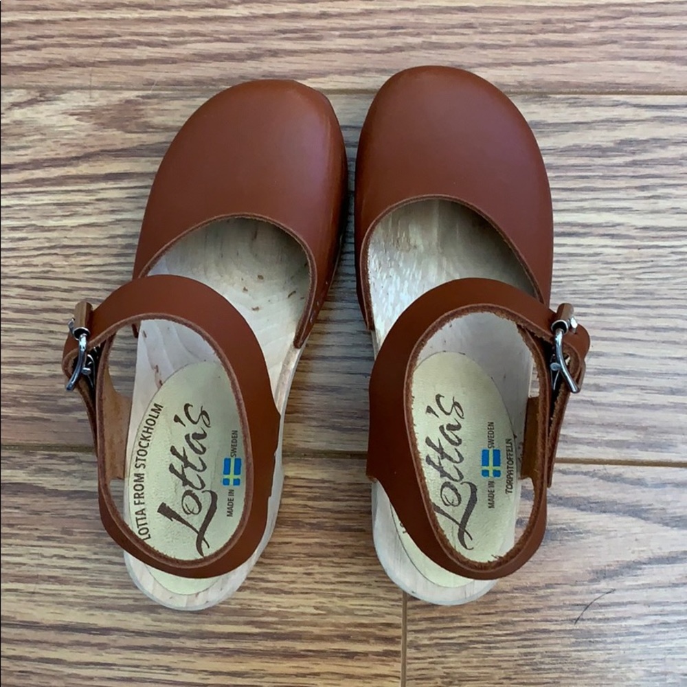 Little Lotta’s Brown Low-Wood Clogs